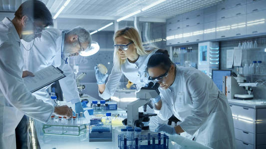 医学病毒学研究科学家从事与穿上防护衣